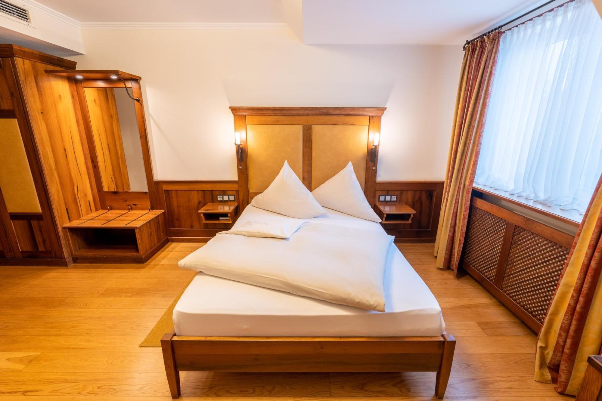 Hirsch Hotel 4*