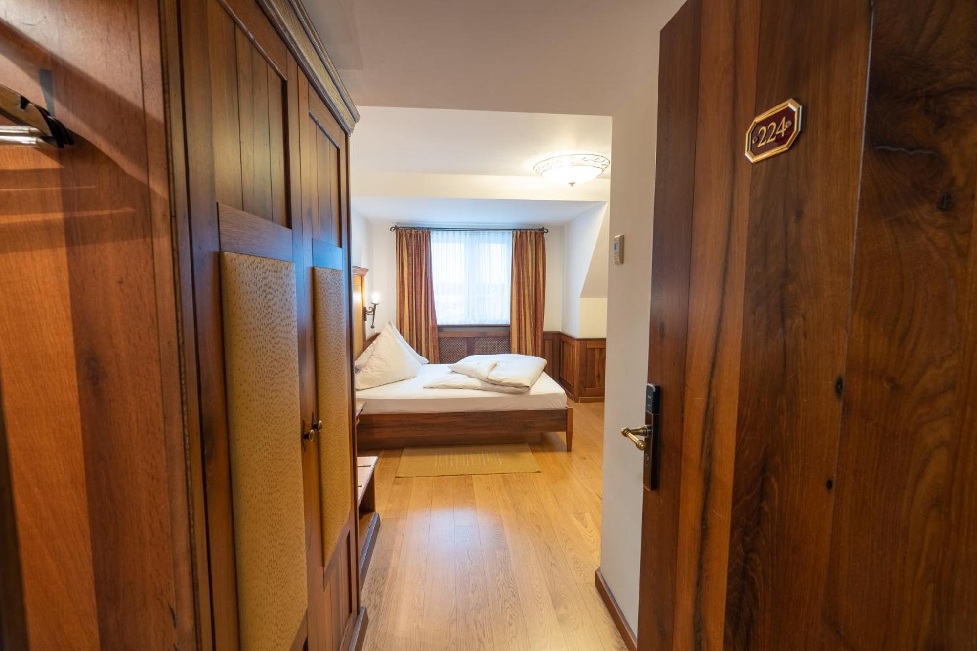 Hotel Hirsch 4*